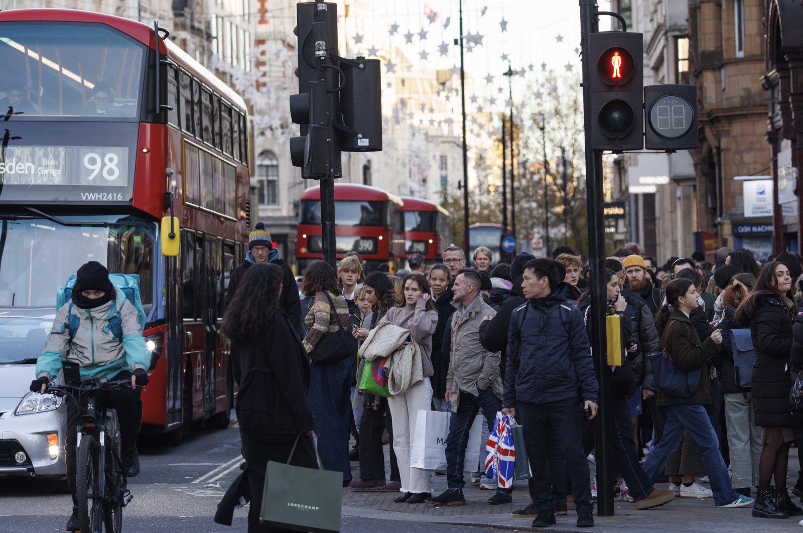 UK inflation eases to over 2-year low to bolster BoE rate cut bets